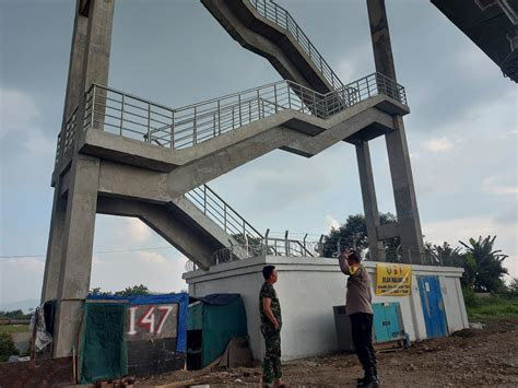 Polda Jabar Beri Himbauan Dan Sosialisasi Kepada Warga Di Sekitar Jalur