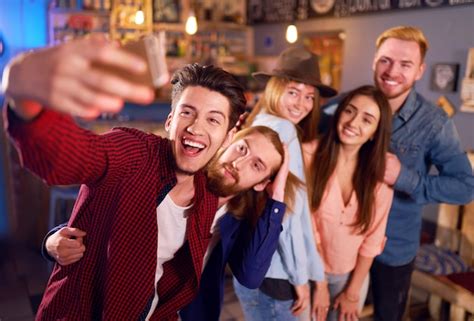 Grupo De Amigos Jovens Na Hora Da Selfie Festejando Em Uma Boate E