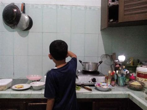 Perhatikan 5 Hal Penting Berikut Ketika Anak Memasak di Dapur