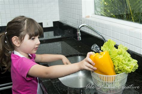 Criança na cozinha 13 dicas para estimular seu mini chef