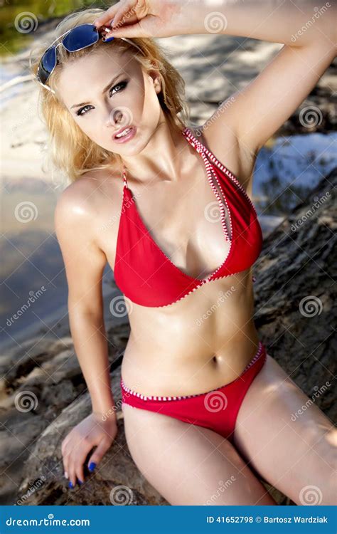 Mujer Rubia Hermosa En Bikini Rojo Foto De Archivo Imagen