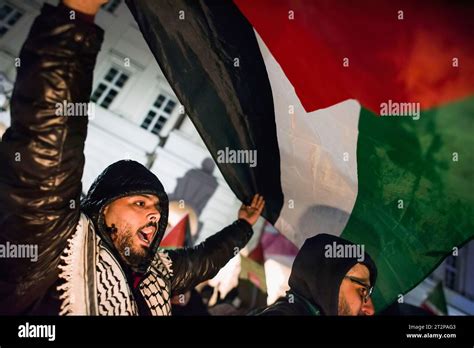 Un Manifestante Canta Consignas Mientras Ondea Una Bandera Palestina