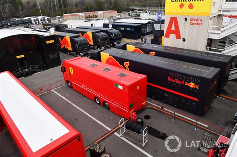 Ferrari En Red Bull Racing Trucks In De Paddock Op Barcelona Februari