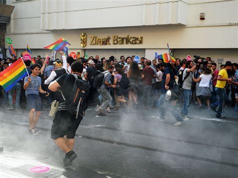 G Polícia reprime violentamente parada do orgulho gay em Istambul notícias em Mundo
