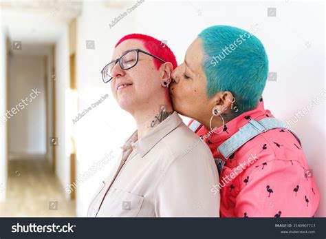 imágenes de Lesbian neck kiss Imágenes fotos y vectores de stock Shutterstock