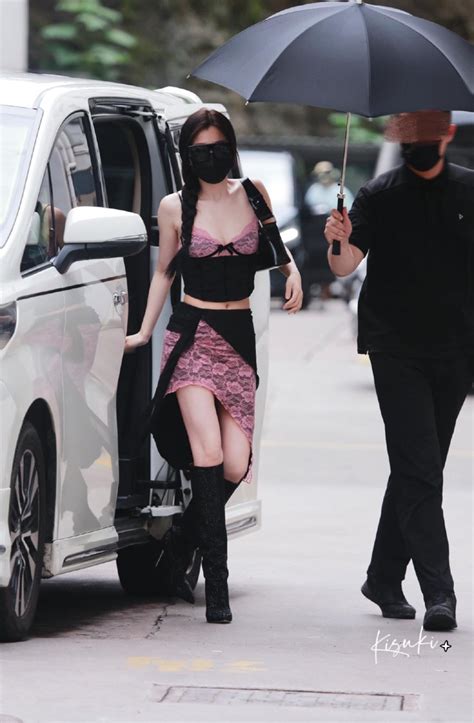 Lên thẳng hot search xứ Trung vì diện đồ ren sexy đi làm Ngu Thư Hân liệu có đáng bị chỉ trích