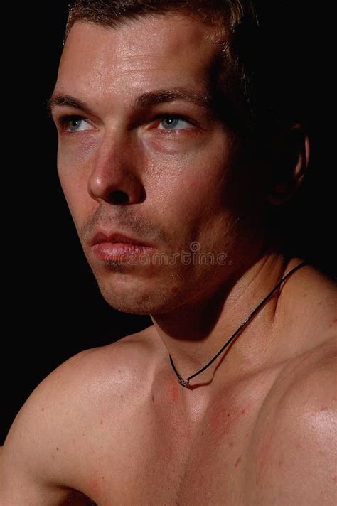 Atletische Blonde Jonge Mens Stock Afbeelding Image Of Land Datum