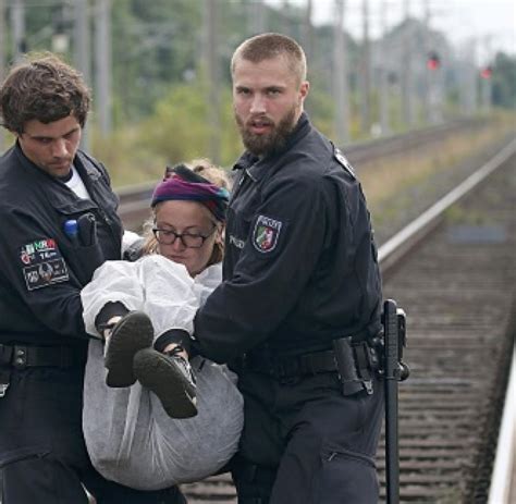 Proteste Braunkohlegegner Blockieren RWE Werksbahn Im Rheinischen