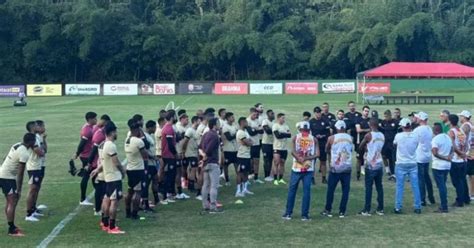 Torcida Organizada do Vitória se reúne jogadores e comissão técnica