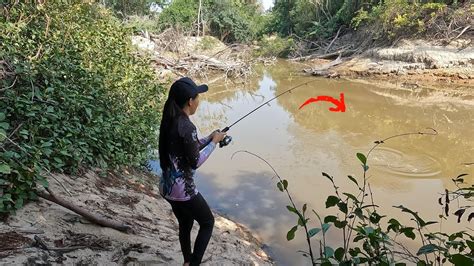 Pescando no Rio Carapanã peguei o caiaque e fui pescar sozinha