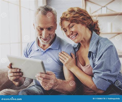 Coppie Mature Nel Paese Fotografia Stock Immagine Di Caucasico