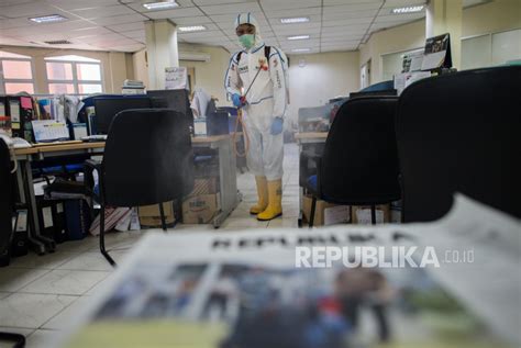 Tanggap Bencana BAZNAS Semprot Disinfektan Kantor Republika Republika