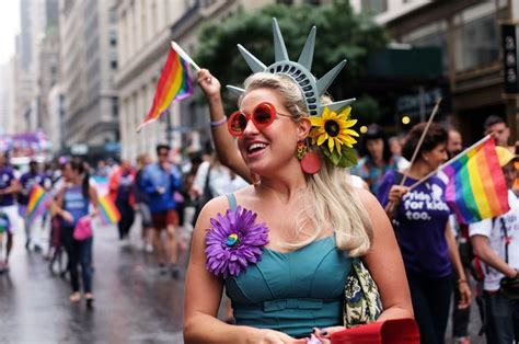 La Gay Pride de New York célèbre la légalisation du mariage homosexuel Association STOP Homophobie