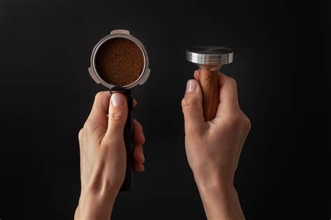 Инструмент, используемый в кофемашине во время процесса приготовления ...