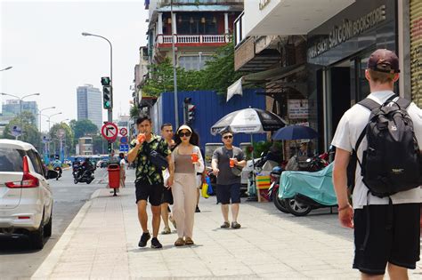 Nhiều nơi ở TP HCM sạch bóng cây xanh bỏng rát dưới nắng nóng gay gắt