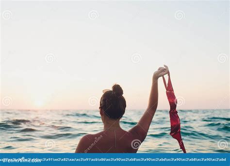 Joven Con El Pelo Largo Rubio Y Topless Sentado En El Agua Y Sosteniendo En La Mano Un Bikini