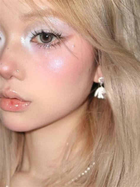 Glitter Eyeshadow Looks To Sparkle This Holiday Season White Eye