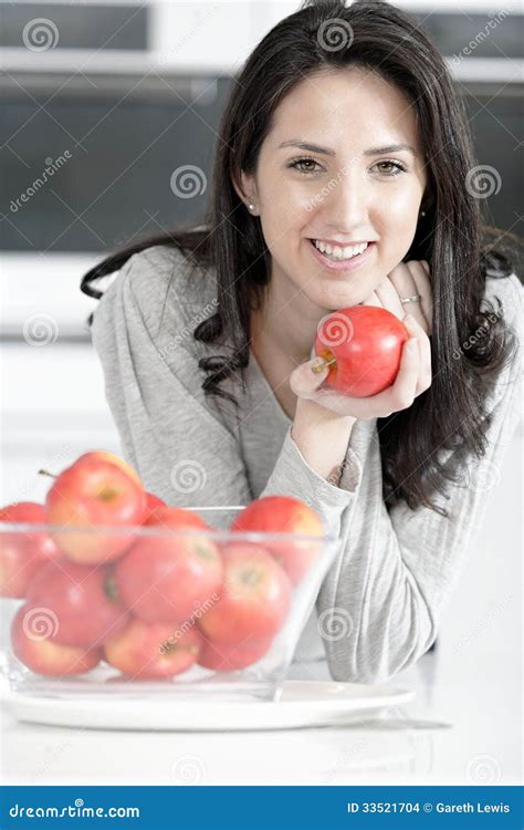 Mujer Que Sostiene Una Manzana Foto De Archivo Imagen De Sano Alegre