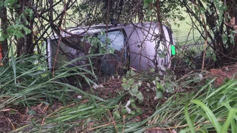 Divinópolis Capotamento deixa homem ferido na Estrada de Ermida