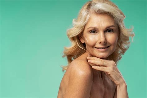 Belle Femme Blonde Mature Touchant Une Peau Soyeuse Regardant La Cam Ra Isol E Sur Fond De