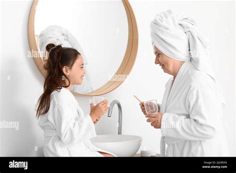 Petite Fille Et Sa Grand M Re Avec Des Verres D Eau Dans La Salle De