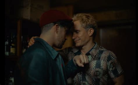 En polémica Bad Bunny y Gael García por beso gay en película