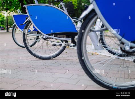 Las Bicicletas De Alquiler Se Estacionan En Una Fila Una Forma De