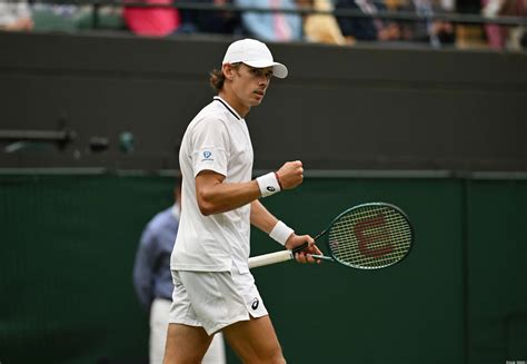 Alex de MInaur injures himself in one of the biggest moments of his