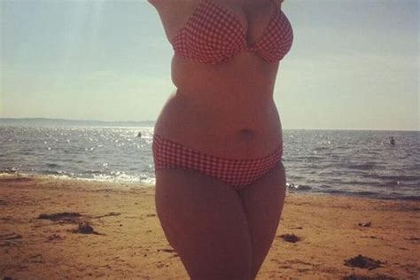 7 Hot Sexy Mary Fuller Bikini Pics