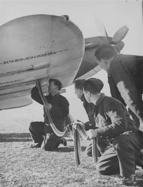 Зарядка крыльевых пулеметов британского истребителя «Спитфайр ...