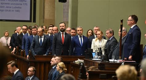 Jest sondaż po miesiącu rządzenia nowej koalicji Najbardziej