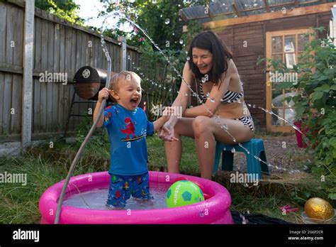 Mutter In Bikini Und Sohn Stockfotos Und Bilder Kaufen Alamy