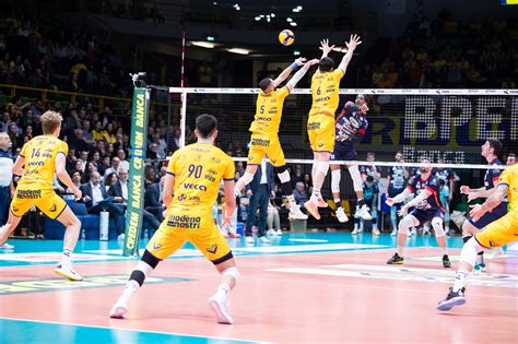 Un Punto Preziosissimo Nel Tempio Del Volley Modena Si Aggiudica Il