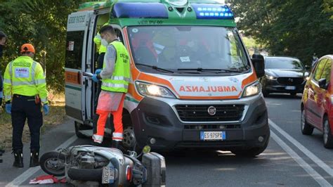 Scontro Con Unauto Motociclista Resta Ferito La Provincia Pavese