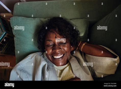 Femme Mature Allong E Sur Un Canap Banque De Photographies Et Dimages Haute R Solution