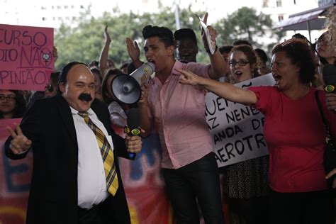 Fotos Manifestantes participam de beijaço gay contra declarações de Levy Fidelix