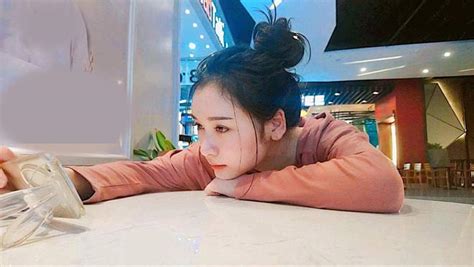 Hot girl chăn gà bỗng nổi như cồn vì quá xinh đẹp