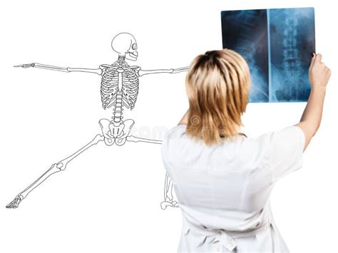 Raio X Perto De Mim - Mulher Do Radiologista Que Verifica O Raio X Perto Do Paciente Imagem ...
