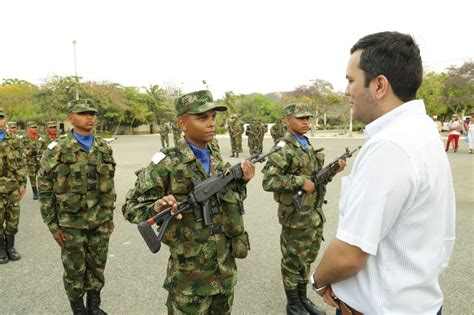 Distrito Acompa A Ceremomia De Entrega De Armas Al Ej Rcito Santa