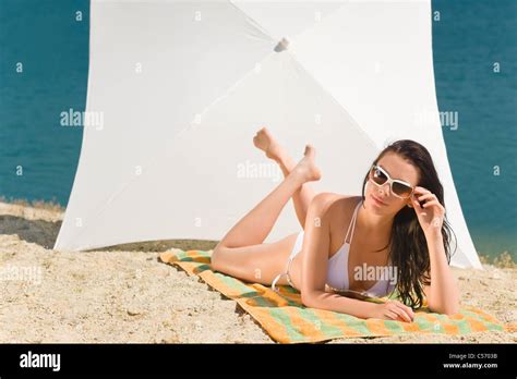Plage D T Femme Superbe Bain De Soleil En Bikini Parasol Background Photo Stock Alamy