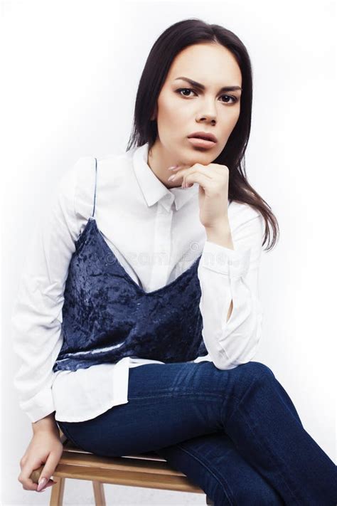 Jovem Feliz Sorrindo Garota Latina Americana Emocionada Se Posando Sobre O Estilo De Vida Branco