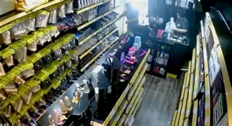 VÍDEO Homem furta produto erótico em sex shop de Balneário Camboriú