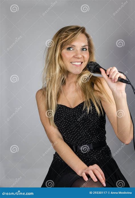 De Jonge Vrij Blonde Vrouw Zingt Stock Afbeelding Image Of Schoonheid Karaoke