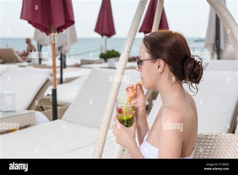 Jeune Femme En Bikini Blanc Banque De Photographies Et Dimages Haute R Solution Alamy