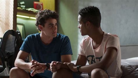 Globo exibiu beijo gay em novela de crianças e adolescentes Malhação