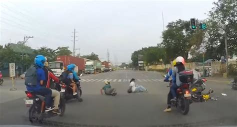 YouTube Viral Video La Imprudencia De Un Motociclista Provoca