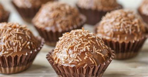 Brigadeiro De Coco Com Cobertura De Chocolate Uma Delícia Irresistível
