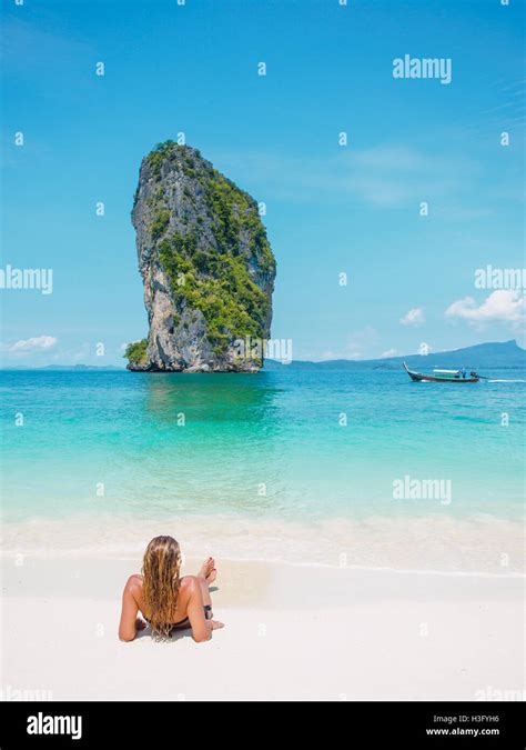 Woman In Bikini En Train De Bronzer Sur La Plage En Tha Lande Photo Stock Alamy