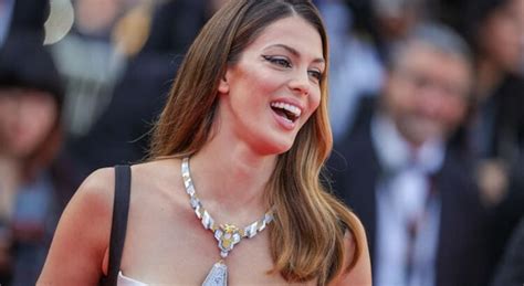 Iris Mittenaere fait monter la température en bikini