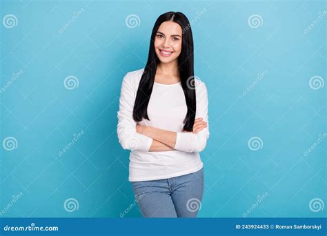 Foto De Una Bella Joven Dama De Brunette Cruzada De Brazos Con Camisa Blanca Aislada En Color